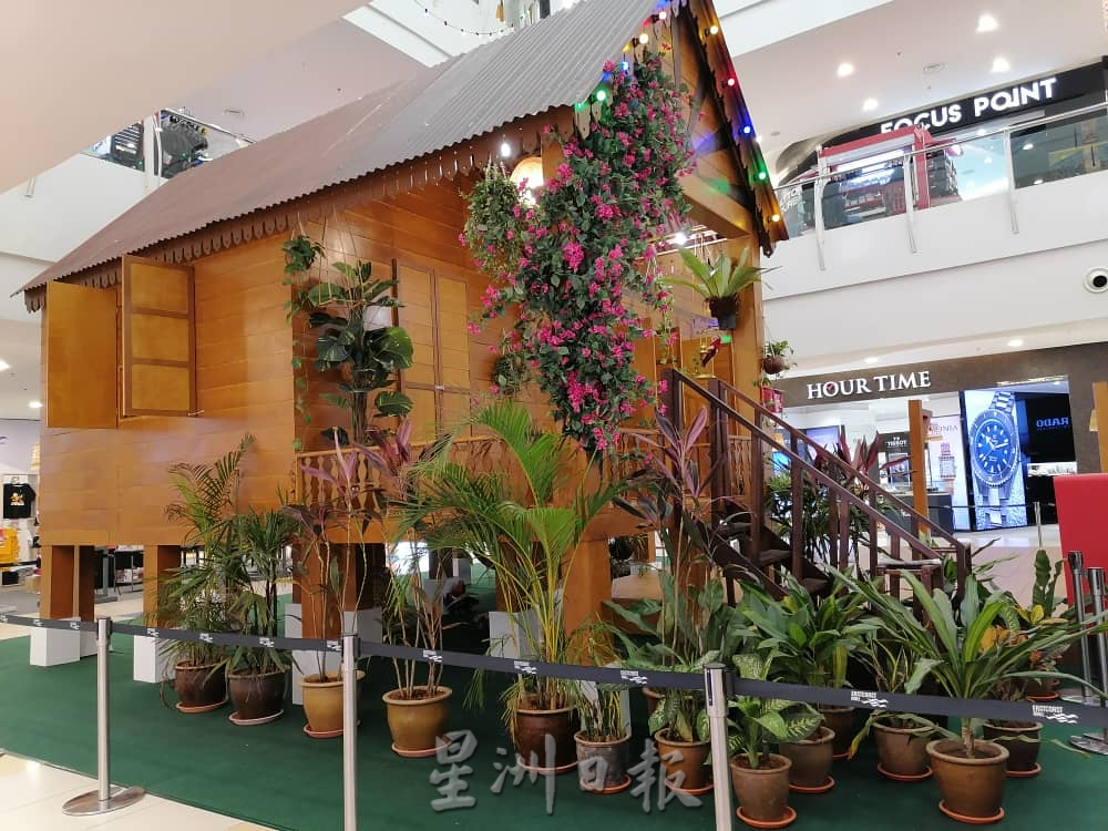 东:简朴设计营造佳节气息,关丹商场新装饰迎接开斋节。