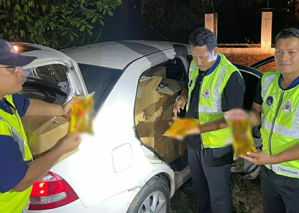 被执法人员开车追逐20公里,走私食油男子最终弃车逃跑。