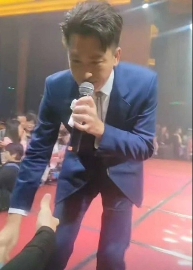 中国登台被大妈围攻惹议 马国明狂收红包遭嫌掉价
