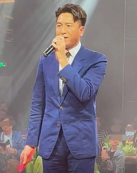 中国登台被大妈围攻惹议 马国明狂收红包遭嫌掉价