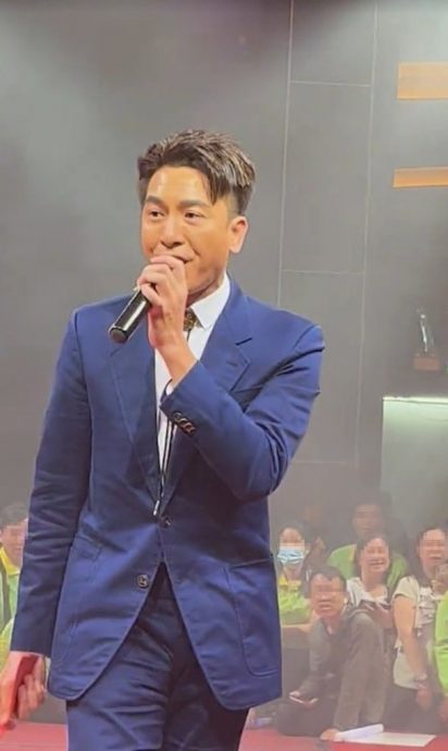 中国登台被大妈围攻惹议 马国明狂收红包遭嫌掉价