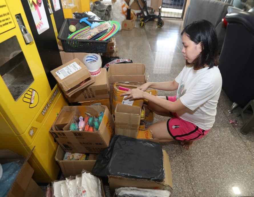 丈夫遇害,寡妇暂别伤痛直播卖货扶养幼儿