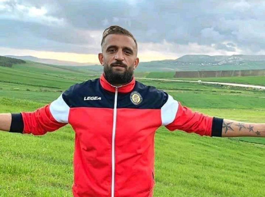 买香蕉被列恐怖份子 足球员抗警不公自焚亡