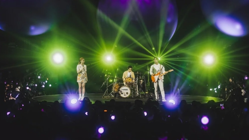 五月天现身小巨蛋挺告五人!阿信骂骗子还问“可不可以退钱”