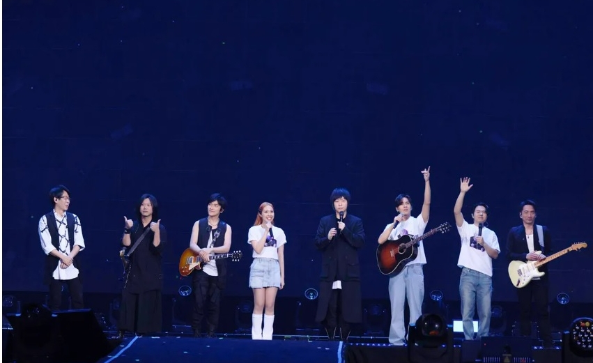 五月天现身小巨蛋挺告五人!阿信骂骗子还问“可不可以退钱”