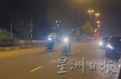 交警取缔街头流氓 旁观者恐慌赤脚逃跑