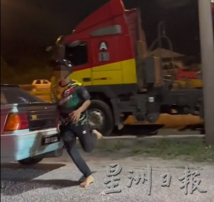 交警取缔街头流氓 旁观者恐慌赤脚逃跑