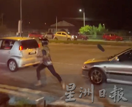 交警取缔街头流氓 旁观者恐慌赤脚逃跑