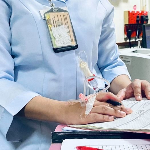  人手不足护士打点滴工作  医护人员：像疯了般做到死