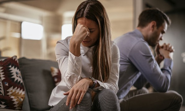 他整理母亲遗物惊见1合照! 岳父认了:当年无法接受