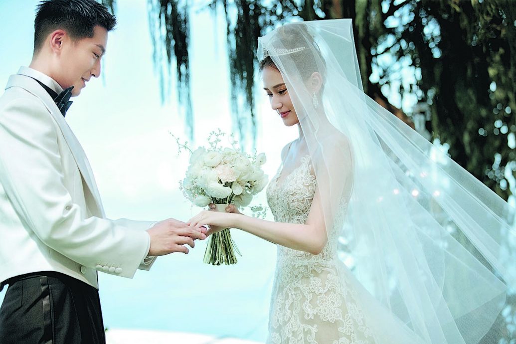 何超莲窦骁婚礼星光暗淡 伴郎团惊见陈柏霖张一山