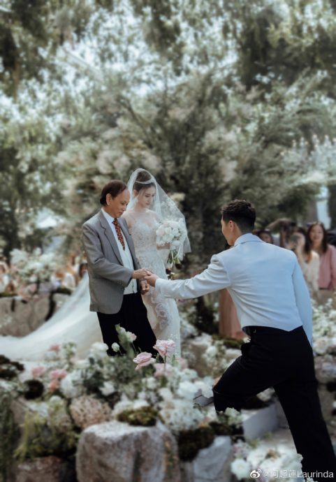 何超莲窦骁婚礼星光暗淡 伴郎团惊见陈柏霖张一山