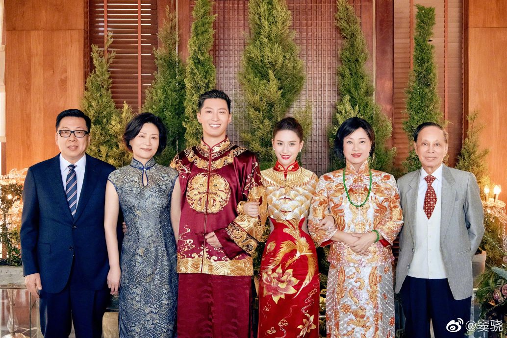 何超莲贵气嫁窦骁 穿龙凤袍戴3对龙凤镯