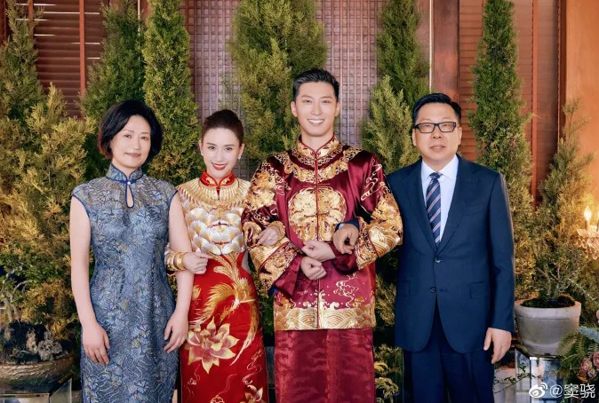 何超莲贵气嫁窦骁 穿龙凤袍戴3对龙凤镯