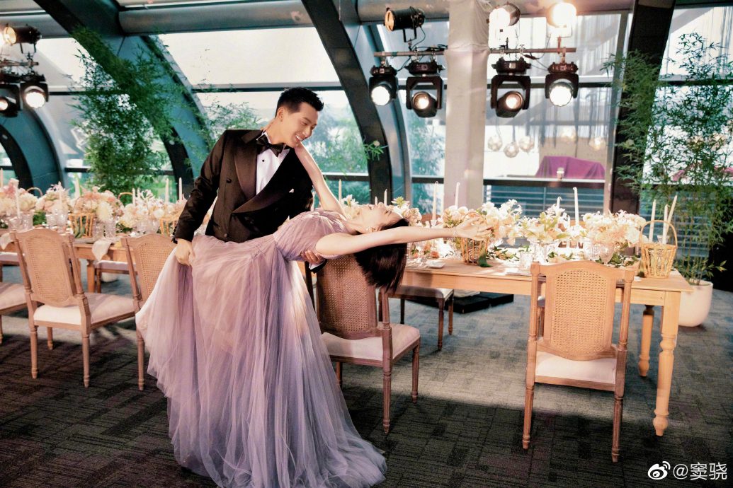 何超莲贵气嫁窦骁 穿龙凤袍戴3对龙凤镯