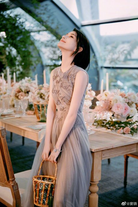 何超莲贵气嫁窦骁 穿龙凤袍戴3对龙凤镯