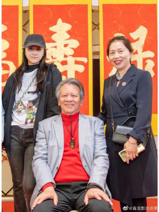 偕导演老公回乡祭祖 汤唯被指小腹微凸疑有孕