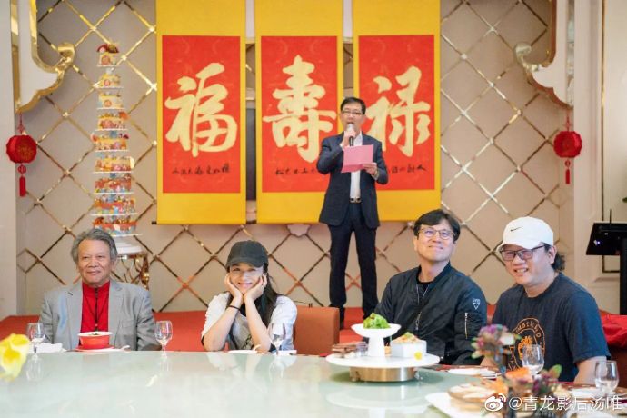 偕导演老公回乡祭祖 汤唯被指小腹微凸疑有孕