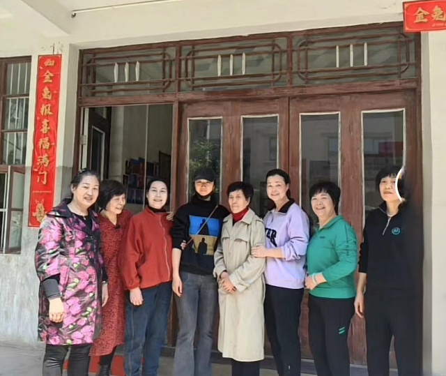 偕导演老公回乡祭祖 汤唯被指小腹微凸疑有孕