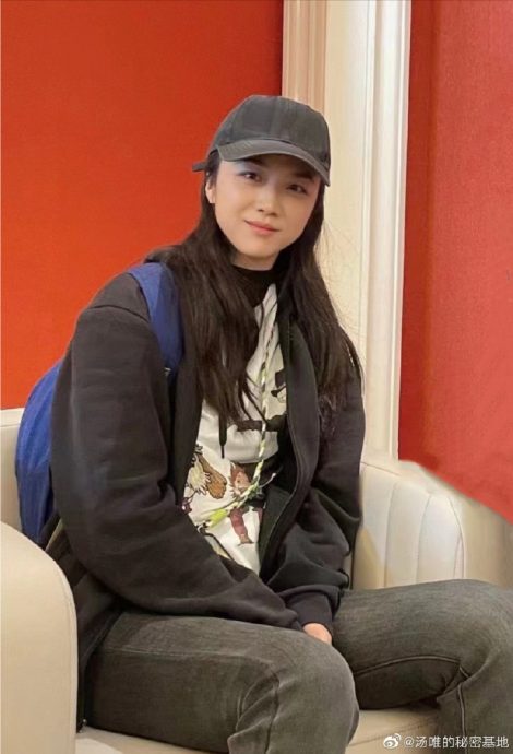 偕导演老公回乡祭祖 汤唯被指小腹微凸疑有孕