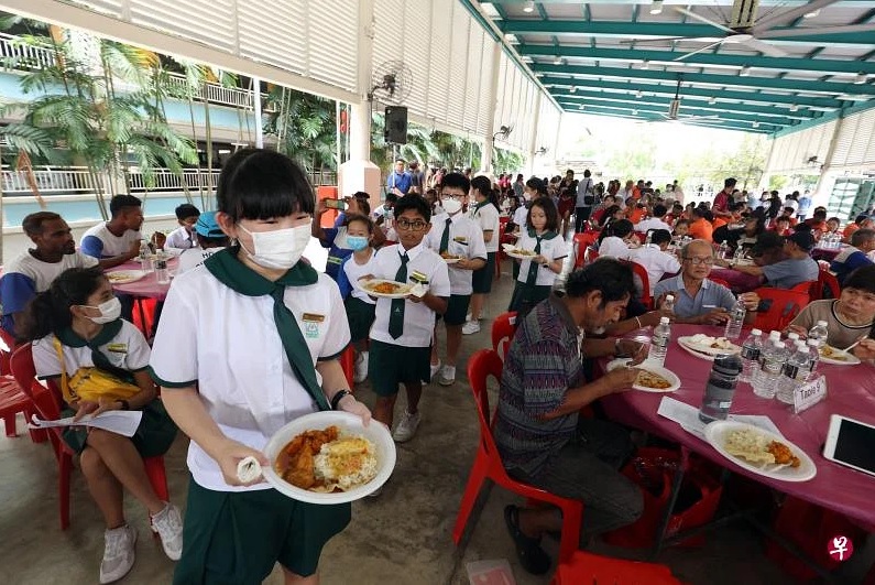 狮城小学生送劳动节礼包贺卡,感谢客工和清洁工
