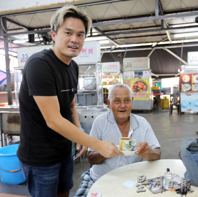 食阁免费送茶水给乐龄人士