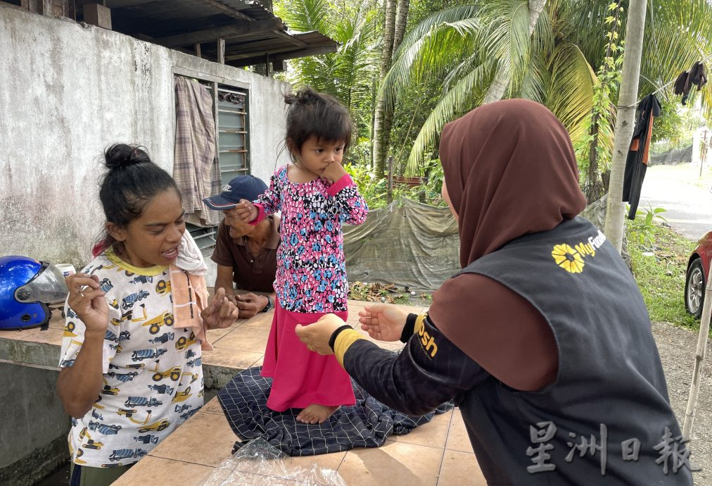 厂商带员工实习生 访贫困家庭送暖感触良多