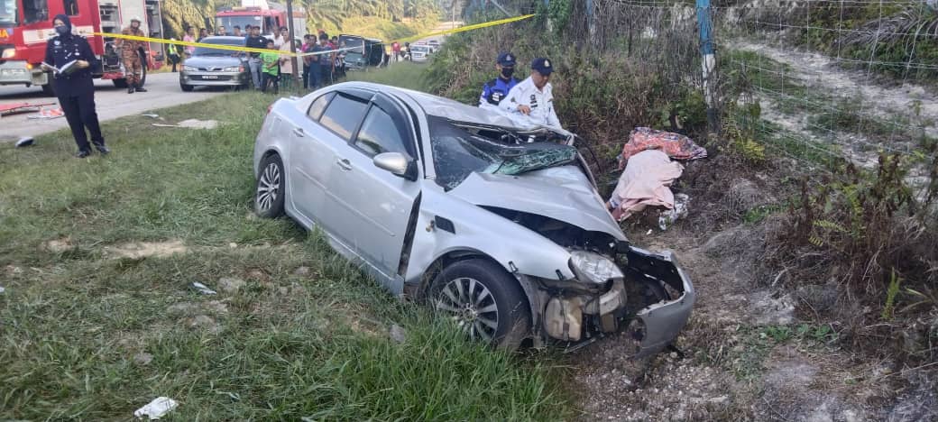 全国：2辆轿车相撞，导致4人死亡包括1名婴儿，以及8人轻重伤。