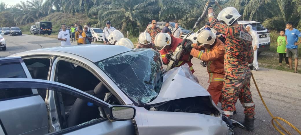 全国：2辆轿车相撞，导致4人死亡包括1名婴儿，以及8人轻重伤。