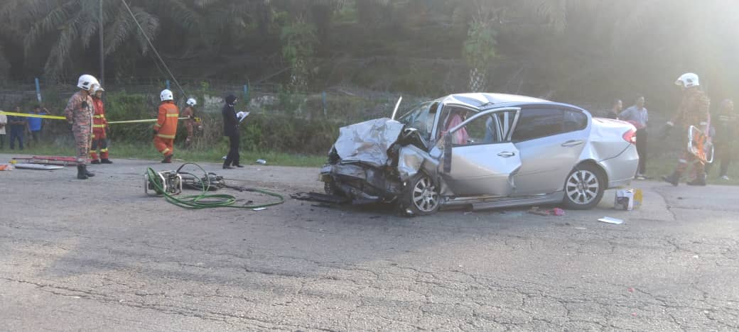 全国：2辆轿车相撞，导致4人死亡包括1名婴儿，以及8人轻重伤。