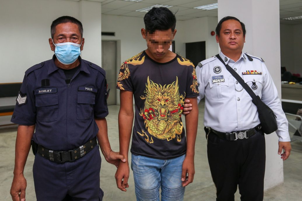 全国：早前骑着摩托车载着新婚妻子进行“后轮骑”的少年今日因危险骑行被提控，他在庭上面控时俯首认罪。