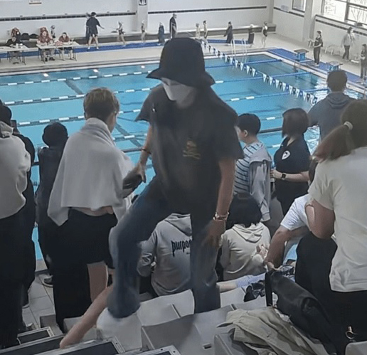 全智贤现身儿子游泳赛 母爱满溢狂拍孩子英姿