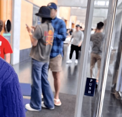 全智贤现身儿子游泳赛 母爱满溢狂拍孩子英姿