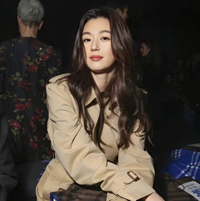 全智贤现身儿子游泳赛 母爱满溢狂拍孩子英姿