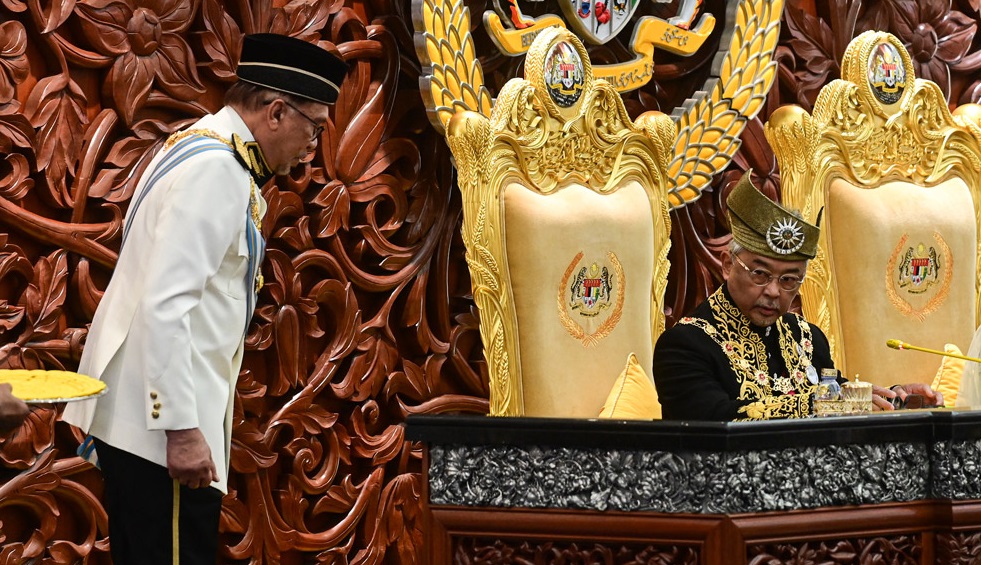 再拉拢议员推翻安华政府?评论员:对王室不敬