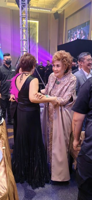 出席谭慧珍生日宴｜郑建国喊想拍杨紫琼自传 马逸腾邀加盟马中建交电影