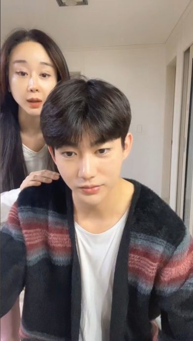 刚宣布与小18岁嫩夫离婚 咸素媛合体卖货秀恩爱遭批抄作