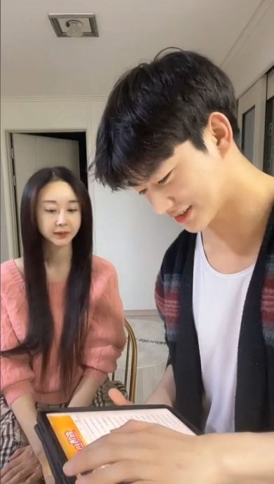 刚宣布与小18岁嫩夫离婚 咸素媛合体卖货秀恩爱遭批抄作