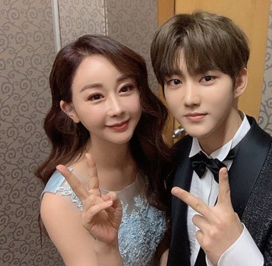 刚宣布与小18岁嫩夫离婚 咸素媛合体卖货秀恩爱遭批抄作