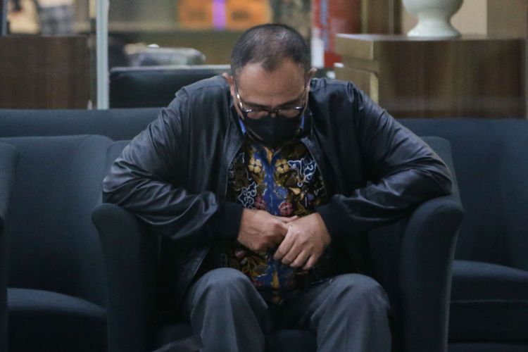 前官员保险箱藏千万 “不想给妻子知道私房钱”