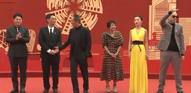 北影节红毯｜周冬雨挤C位被骂  网曝1细节获平反