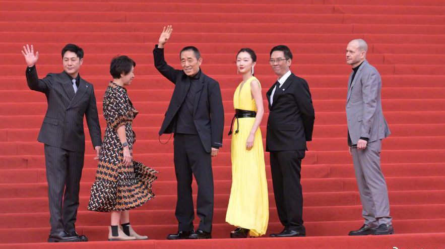 北影节红毯｜周冬雨挤C位被骂  网曝1细节获平反