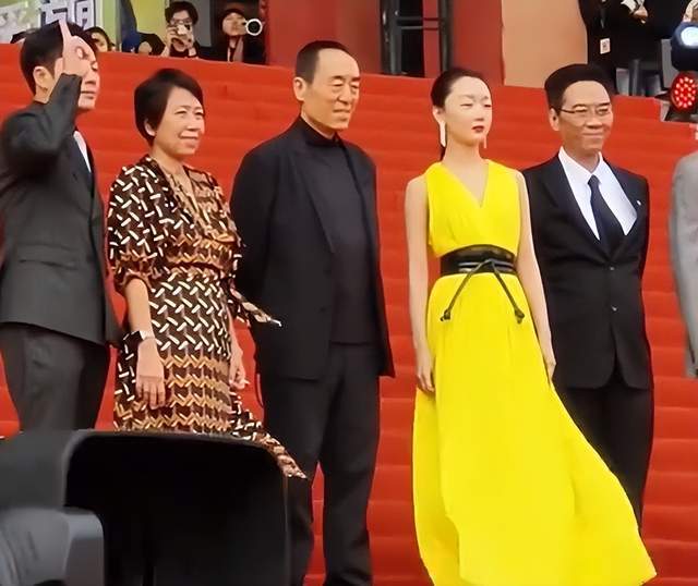 北影节红毯｜周冬雨挤C位被骂  网曝1细节获平反