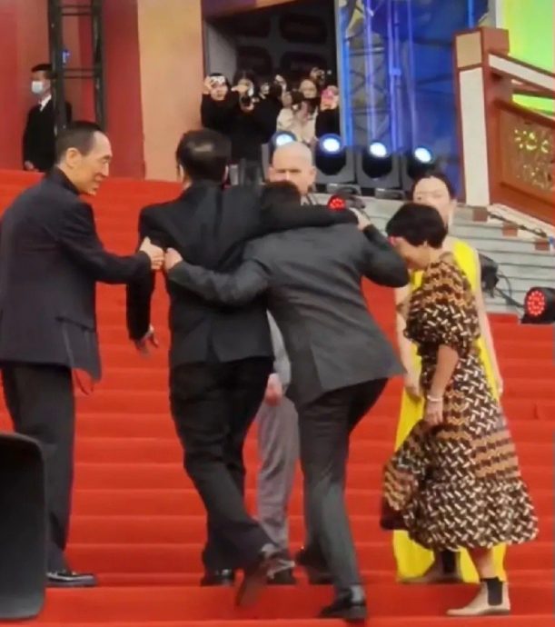 北影节红毯｜周冬雨挤C位被骂  网曝1细节获平反