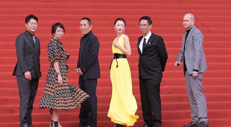 北影节红毯｜周冬雨挤C位被骂  网曝1细节获平反