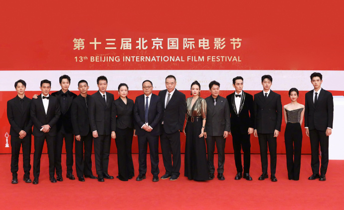 北影节红毯｜周冬雨挤C位被骂  网曝1细节获平反