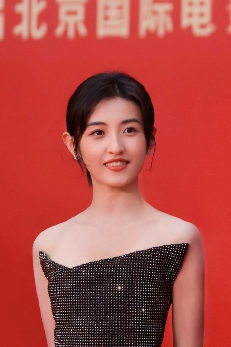 北影节红毯｜周冬雨挤C位被骂  网曝1细节获平反