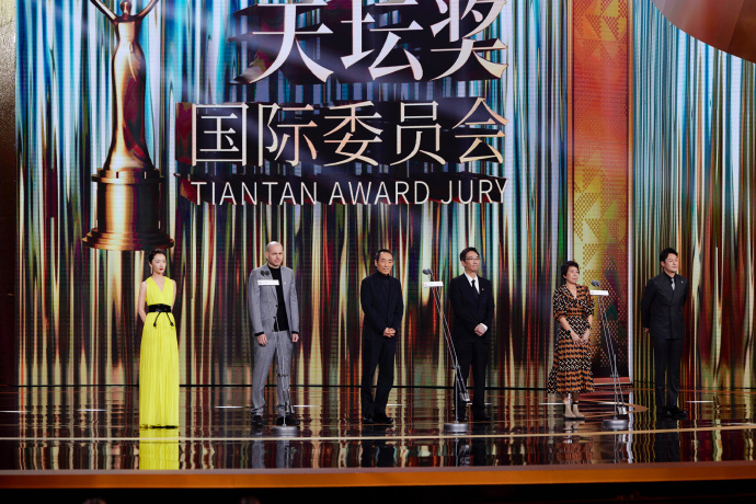 北影节红毯｜周冬雨挤C位被骂  网曝1细节获平反