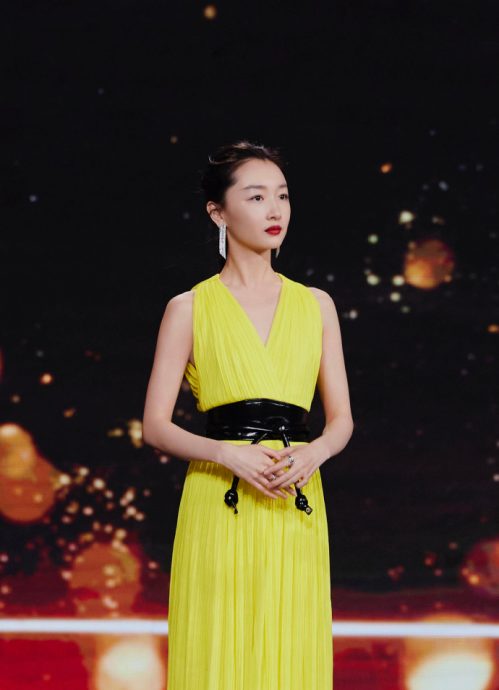 北影节红毯｜周冬雨挤C位被骂  网曝1细节获平反