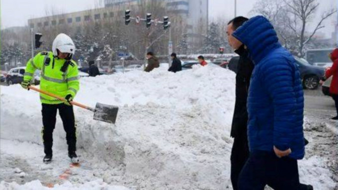 华北断崖式降温4月飘雪 部分地区积雪达10公分